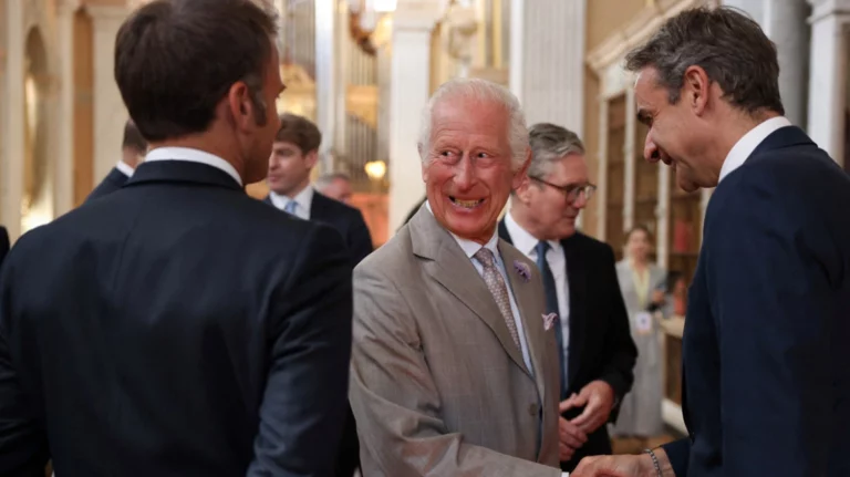 Το «πηγαδάκι» Μητσοτάκη με Μακρόν στο δείπνο του βασιλιά Καρόλου στους ξένους ηγέτες