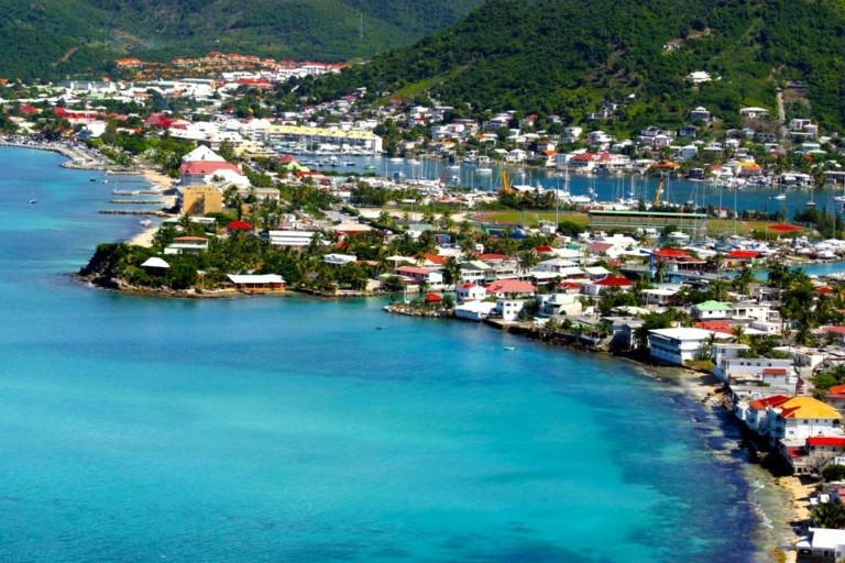 Aγιος Μαρτίνος: Το χωρισμένο στα δύο «αφορολόγητο» νησί με ΑΕΠ διπλάσιο της Μυκόνου