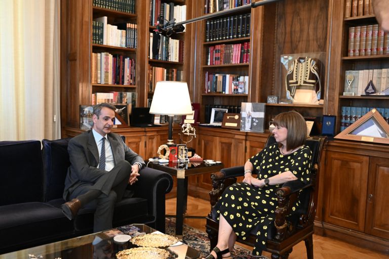 Μητσοτάκης σε Σακελλαροπούλου: Παραμένουμε προσηλωμένοι στο μέτωπο της τιθάσευσης των τιμών