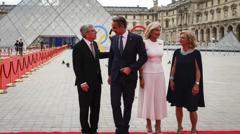 Κυριάκος και Μαρέβα Μητσοτάκη στο δείπνο Μακρόν στο Λούβρο ανάμεσα στους 500 καλεσμένους