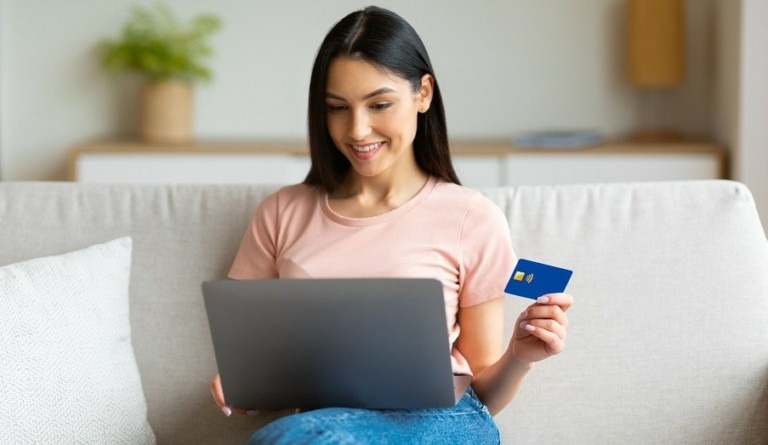 Έρευνα για το ηλεκτρονικό εμπόριο: ηλεκτρικές συσκευές, ασφάλιση και διακοπές, «κλειδί» για την επιτυχία των Ελλήνων εμπόρων