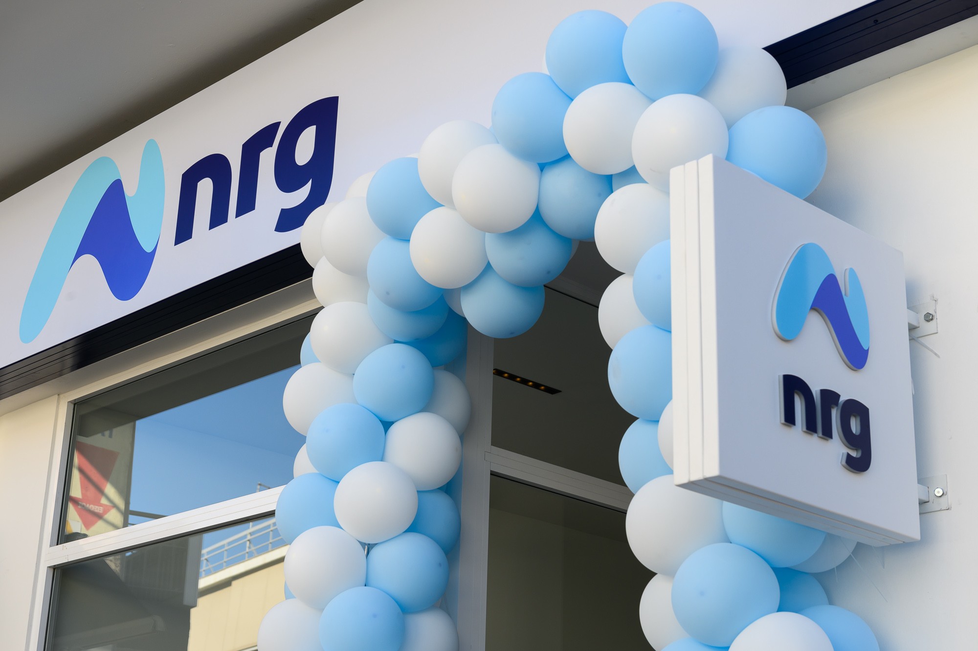 nrg: Εγκαινίασε δύο νέα καταστήματα σε Δάφνη και Περιστέρι (pics)