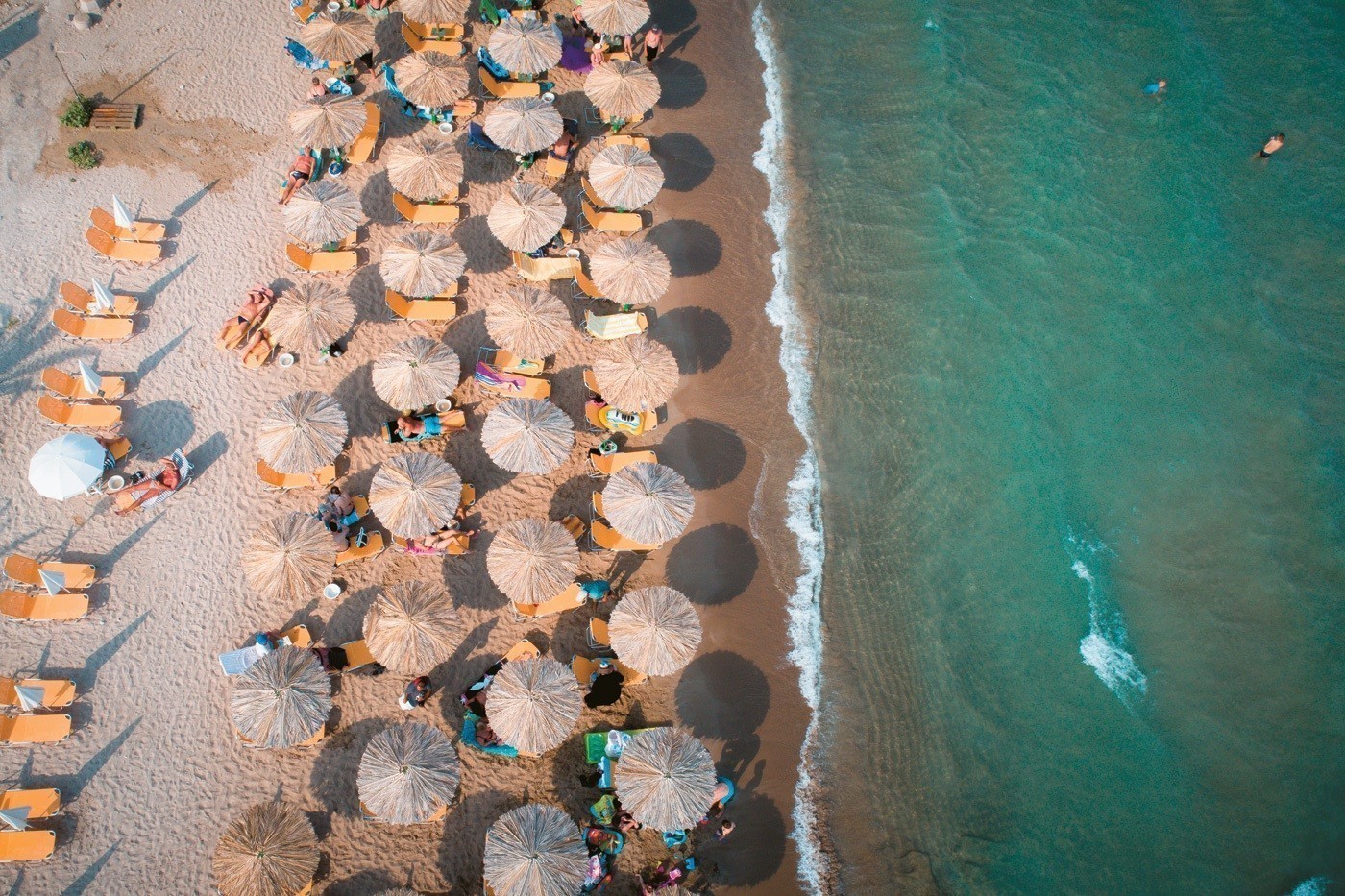 «Πόλεμος» στις παραλίες: Από τη μάχη της πετσέτας στο κυνήγι της ξαπλώστρας (πίνακες)