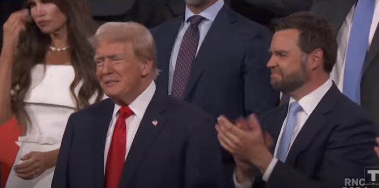 Η θριαμβευτική πρώτη εμφάνιση Τραμπ μετά την απόπειρα, ο «εκλεκτός» Τζ. Ντ. Βανς και η επίκληση στον λαϊκισμό (vid)