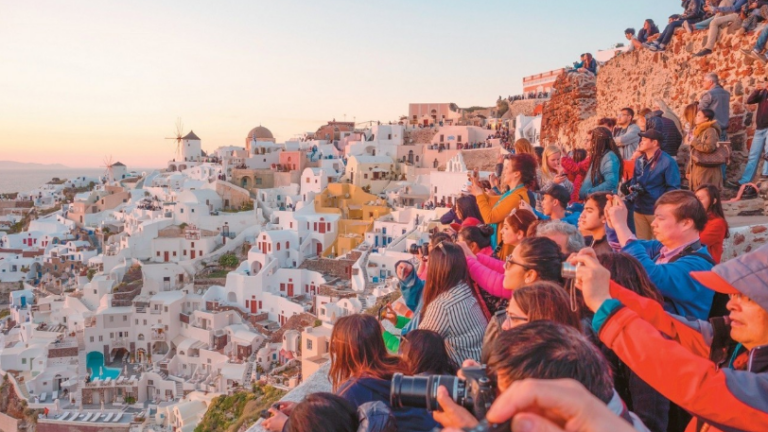 Bloomberg: Τα διάσημα ελληνικά νησιά δεν μπορούν να κρατήσουν μακριά τους τουρίστες
