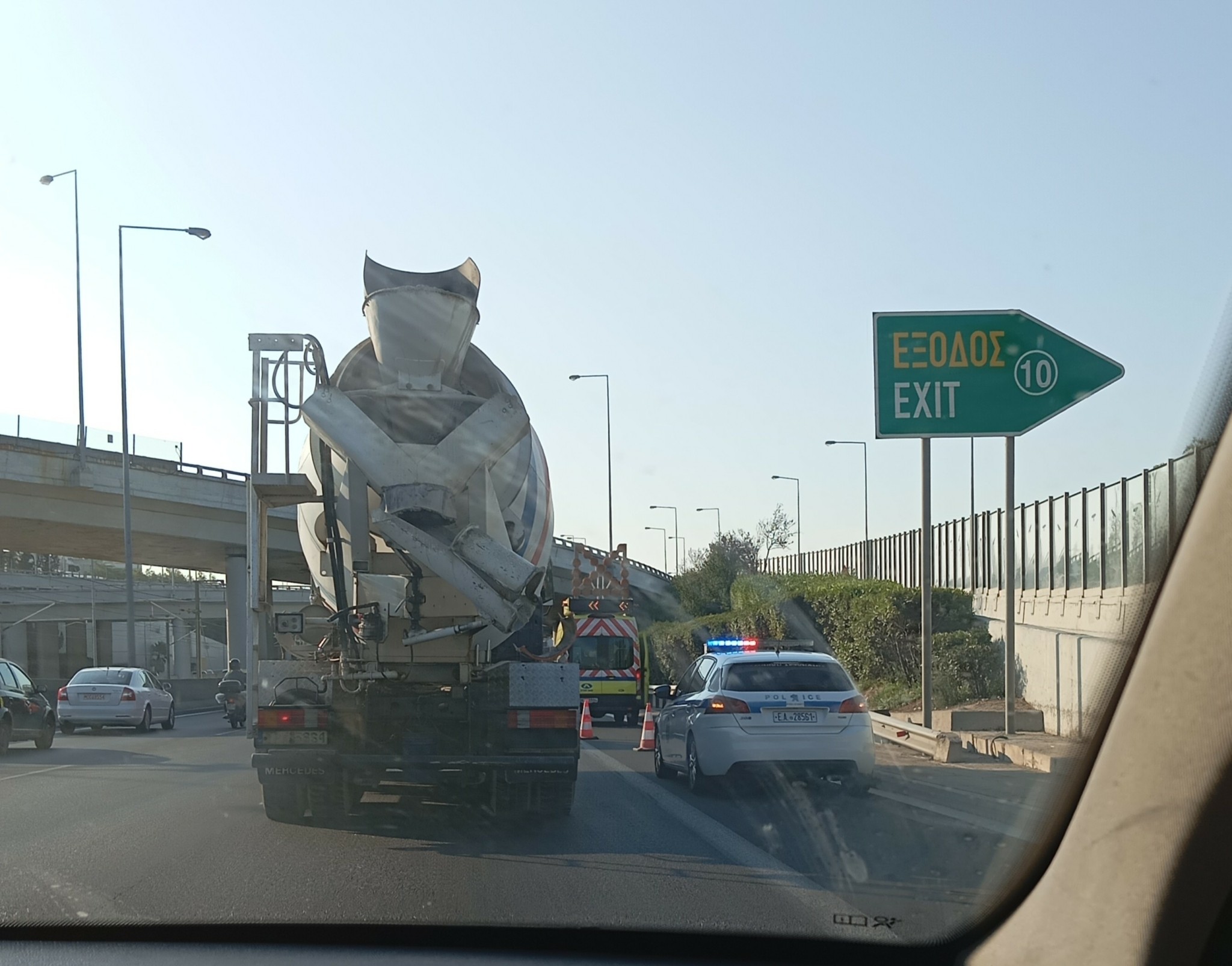 Έπιασε φωτιά εν κινήσει όχημα στην Αττική Οδό – Καθυστερήσεις (vid+pics)