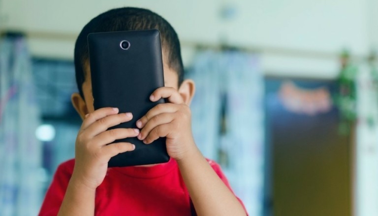 Γαλλία: Μπλόκο των κινητών τηλεφώνων στα σχολεία σε παιδιά έως 15 ετών