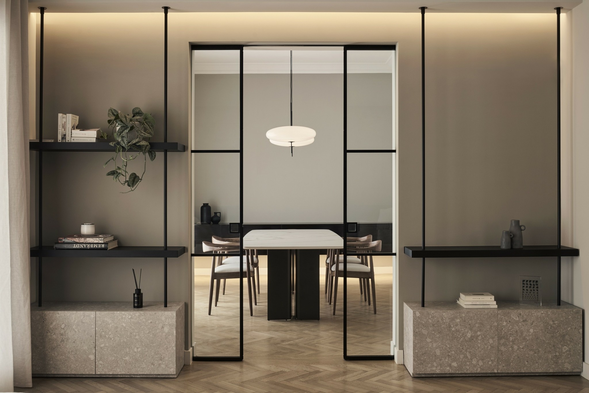 Furniture Gallery: Πώς μια εταιρεία στο Μοσχάτο άλλαξε τα δεδομένα στο design επίπλων