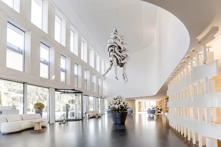 Το πιο θεαματικό ξενοδοχείο στο Μονακό ατενίζει την Κυανή Ακτή πανοραμικά