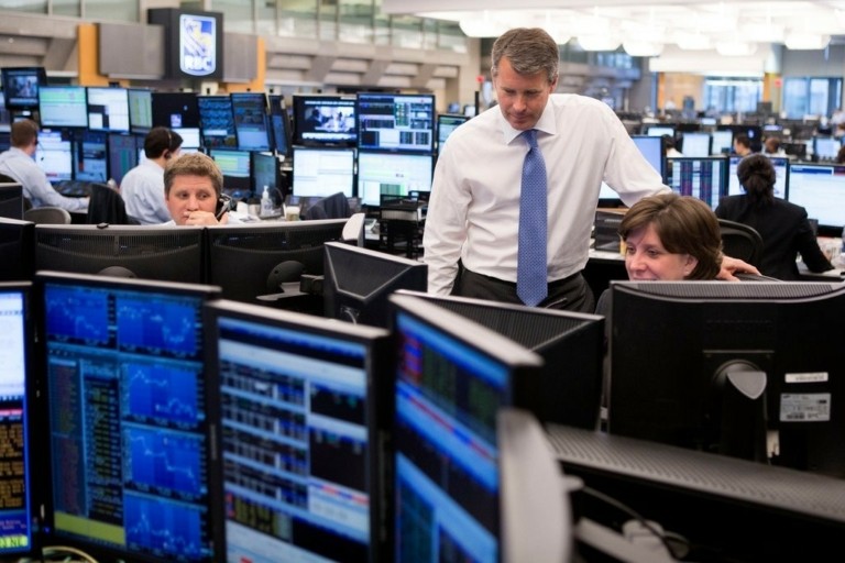 Αποτινάζουν τον πανικό οι αγορές: Προσπάθεια αντίδρασης και ανάσα ανακούφισης για τους επενδυτές