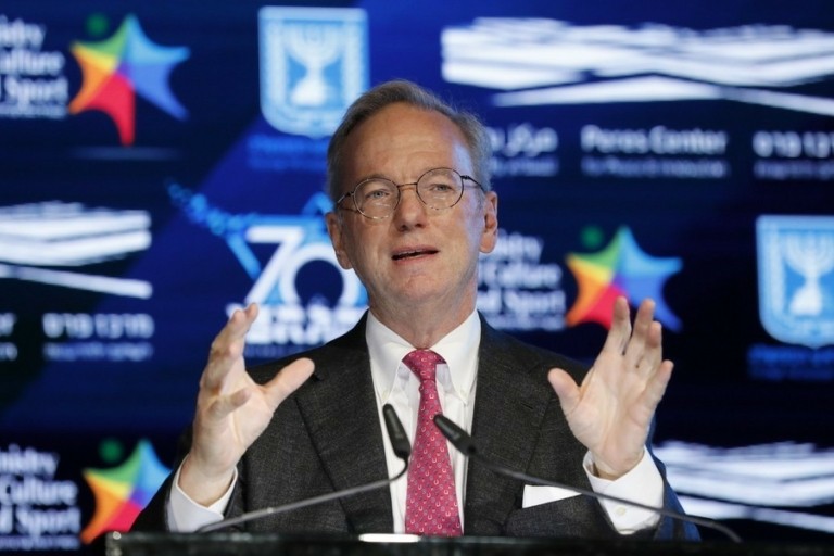 Έρικ Σμιντ (πρώην CEO Google): Ο κολοσσός έμεινε πίσω στην τεχνητή νοημοσύνη και υπάρχει λόγος