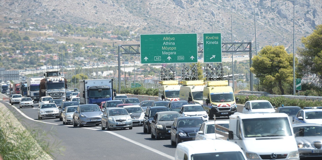 Εθνική οδός Αθηνών-Κορίνθου: Κλειστό το ρεύμα προς Αθήνα – Σε εξέλιξη η απομάκρυνση του βυτιοφόρου που πήρε φωτιά (pics) (vid)