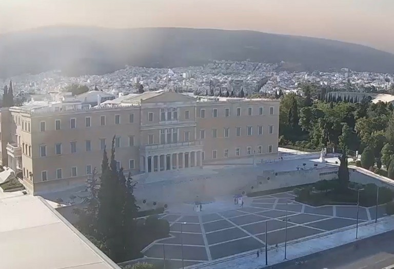 Φωτιά στη βορειοανατολική Αττική: Καλύφθηκε με καπνό το Σύνταγμα – Αποπνικτική η ατμόσφαιρα (vid)