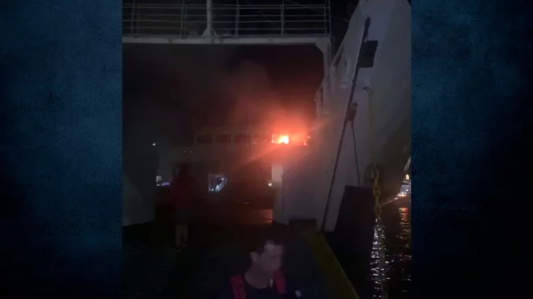Σπέτσες: Φωτιά σε επιβατηγό πλοίο στο παλιό λιμάνι – Με το «Spetses Express 1» η μεταφορά των επιβατών χωρίς ΙΧ (vid) (upd)