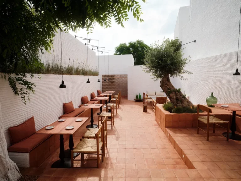 Maison Bardot: Μια νέα γκαλερί-στολίδι για την Αντίπαρο