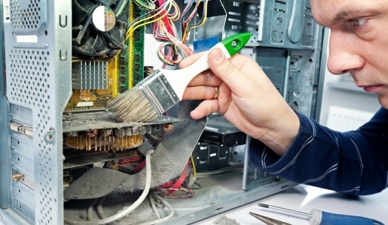 Πώς θα καθαρίσεις τη σκόνη από το desktop σου