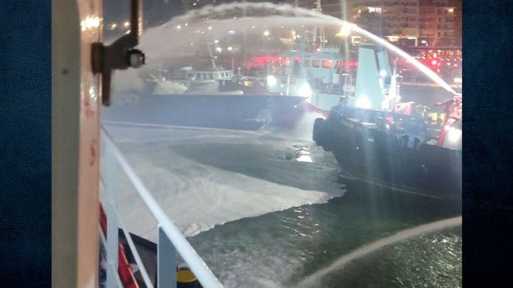 Μαρίνα Ζέας Βυθίστηκαν τα τρία σκάφη που τυλίχθηκαν στις φλόγες (vids)