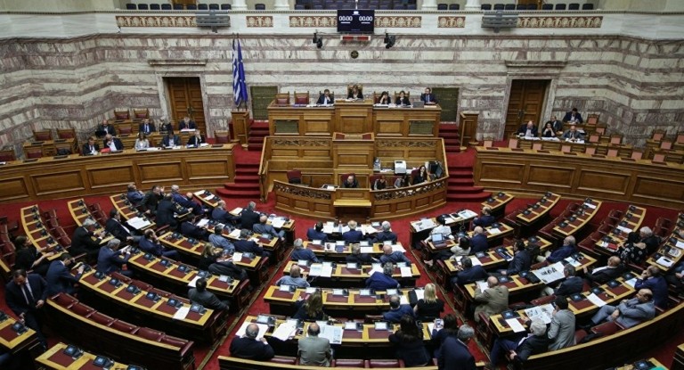 Παρακολουθήσεις: Στη Βουλή συνεχίζεται η σκληρή κόντρα για το πόρισμα του Αρείου Πάγου