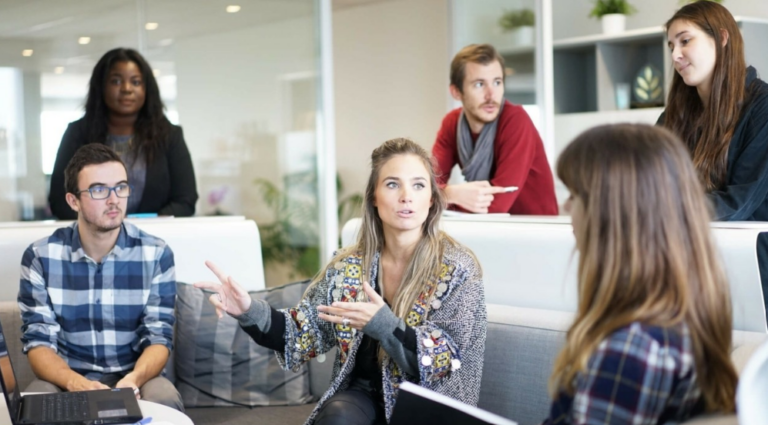 Πέντε φράσεις για να χρησιμοποιείτε αν θέλετε να σας προσέχουν και να πετυχαίνετε στη δουλειά σας