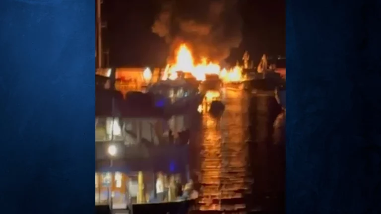 Πυρκαγιά σε σκάφη στη Μαρίνα Ζέας (vid)