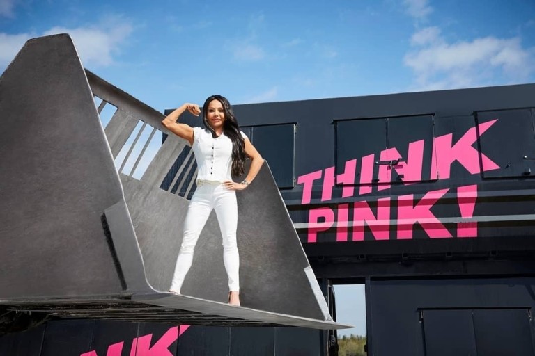 Από στριπτιζέζ, «βασίλισσα των σκουπιδιών» και τώρα ένοχη για περιβαλλοντικό έγκλημα (pics)