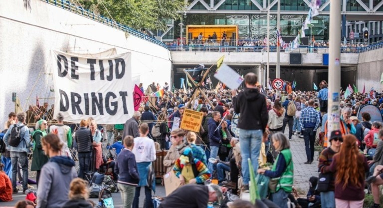 Ολλανδία: Ακτιβιστές για το κλίμα απέκλεισαν αυτοκινητόδρομο που οδηγεί στη Χάγη (tweet)