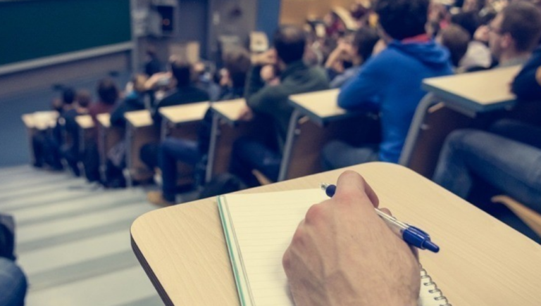 Gen Zers: Όλο και περισσότεροι εγκαταλείπουν το κολέγιο και ψάχνουν τρόπους για να πετύχουν χωρίς αυτό