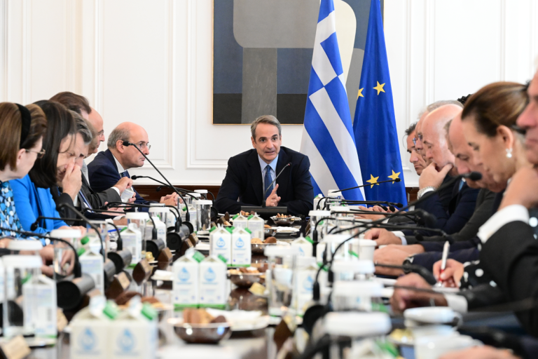 Μητσοτάκης στο υπουργικό: 20.000 νέες προσλήψεις το 2025 – Στη Βουλή άμεσα η νέα σύμβαση παραχώρησης της Αττικής Οδού (upd)