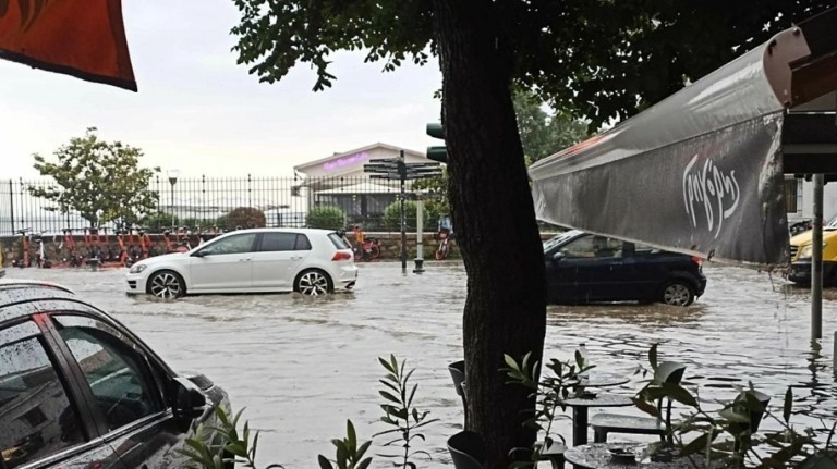 Η κακοκαιρία Atena χτυπά τη δυτική Ελλάδα – Πώς θα κινηθεί τις επόμενες ώρες (vids)