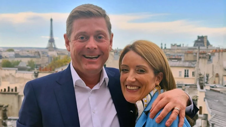 Politico: Ο «πόλεμος» της Μέτσολα κατά του lobbying με… εξαίρεση τον λομπίστα σύζυγό της