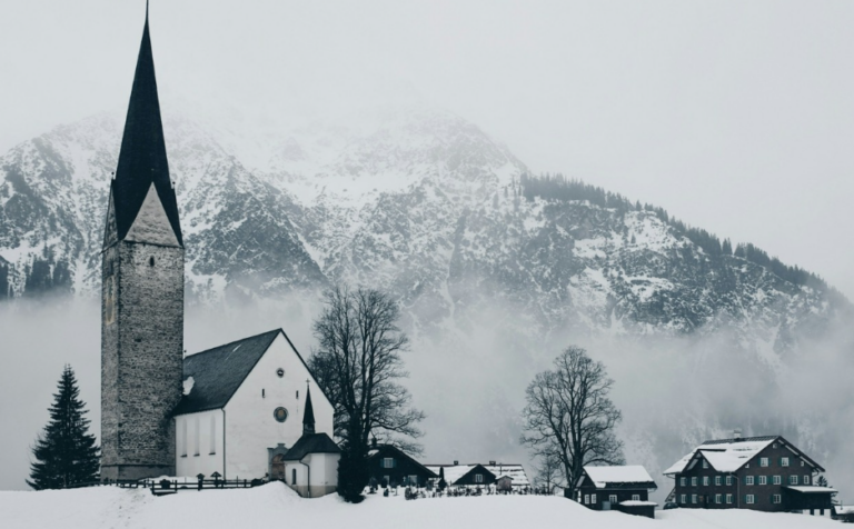 Πυκνό χιόνι πλήττει τις Άλπεις – Κόκκινος συναγερμός για βροχή στην Κεντρική Ευρώπη (tweets)