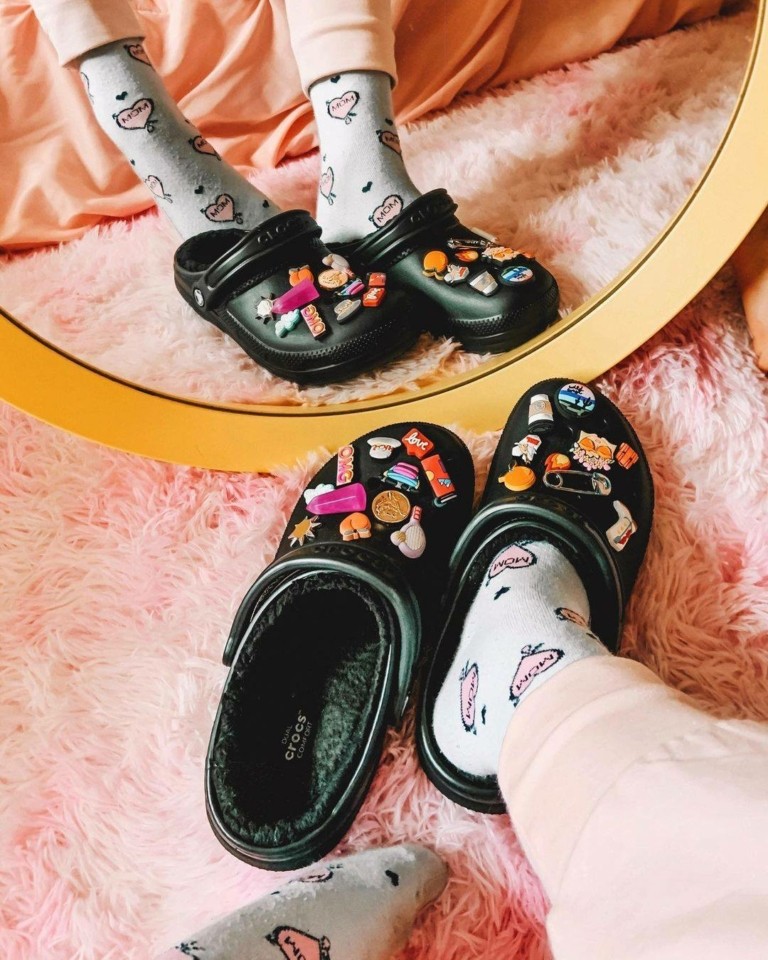 Crocs: Η απαγόρευση στα σχολεία έφερε αντιδράσεις