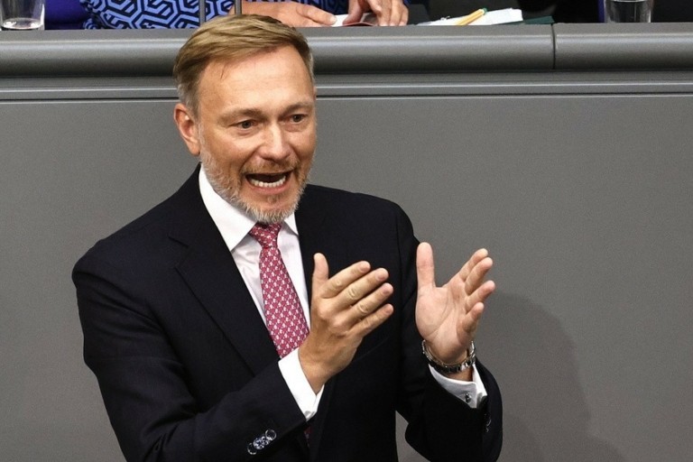 Λίντνερ: Η ΕΕ θα σηκώσει το γάντι και θα αντεπιτεθεί (εμπορικά) στις ΗΠΑ – Προειδοποίηση προς Τραμπ