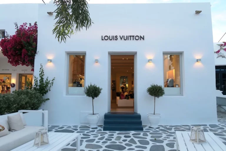 Louis Vuitton: Νέο ρεκόρ πωλήσεων στην Ελλάδα με «αιχμή» τις εμβληματικές της τσάντες (pics)