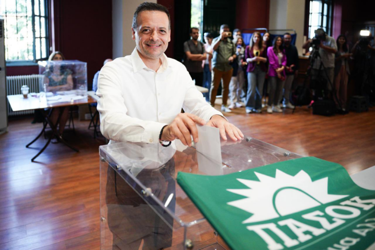 Εκλογές ΠΑΣΟΚ: Ψήφισε ο Χάρης Δούκας – «Έχουμε ευκαιρία να αλλάξουμε πορεία»