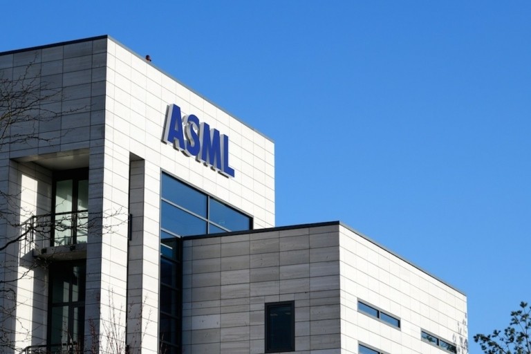 ASML: Κάτω των εκτιμήσεων οι παραγγελίες λόγω ζήτησης τσιπ και δασμών Τραμπ
