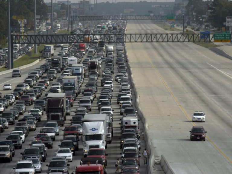 Τυφώνας Μίλτον: Mαζική έξοδος από τη Φλόριντα – Πανικός στους δρόμους, «στεγνώνουν» τα πρατήρια (pics + vids)