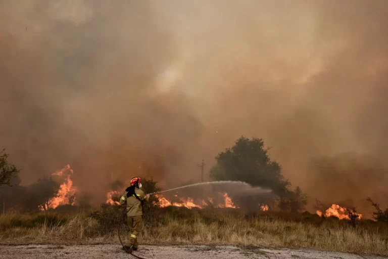 Φωτιά στην Κορινθία: Οι φλόγες κατευθύνονται προς τα βόρεια των Τρικάλων (pics + vid)