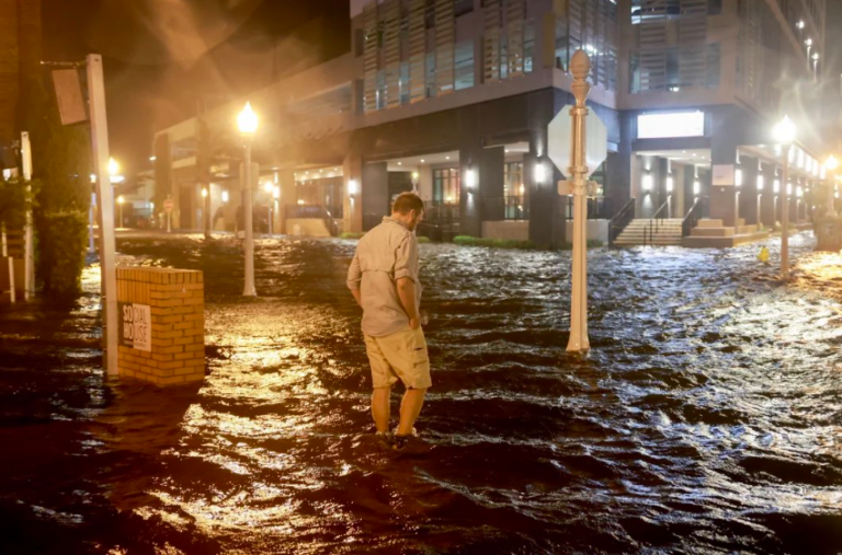 Έλληνες της Φλόριντα για τον τυφώνα Μίλτον: «Τραντάζεται το σπίτι, γίνεται κατακλυσμός» (vids)