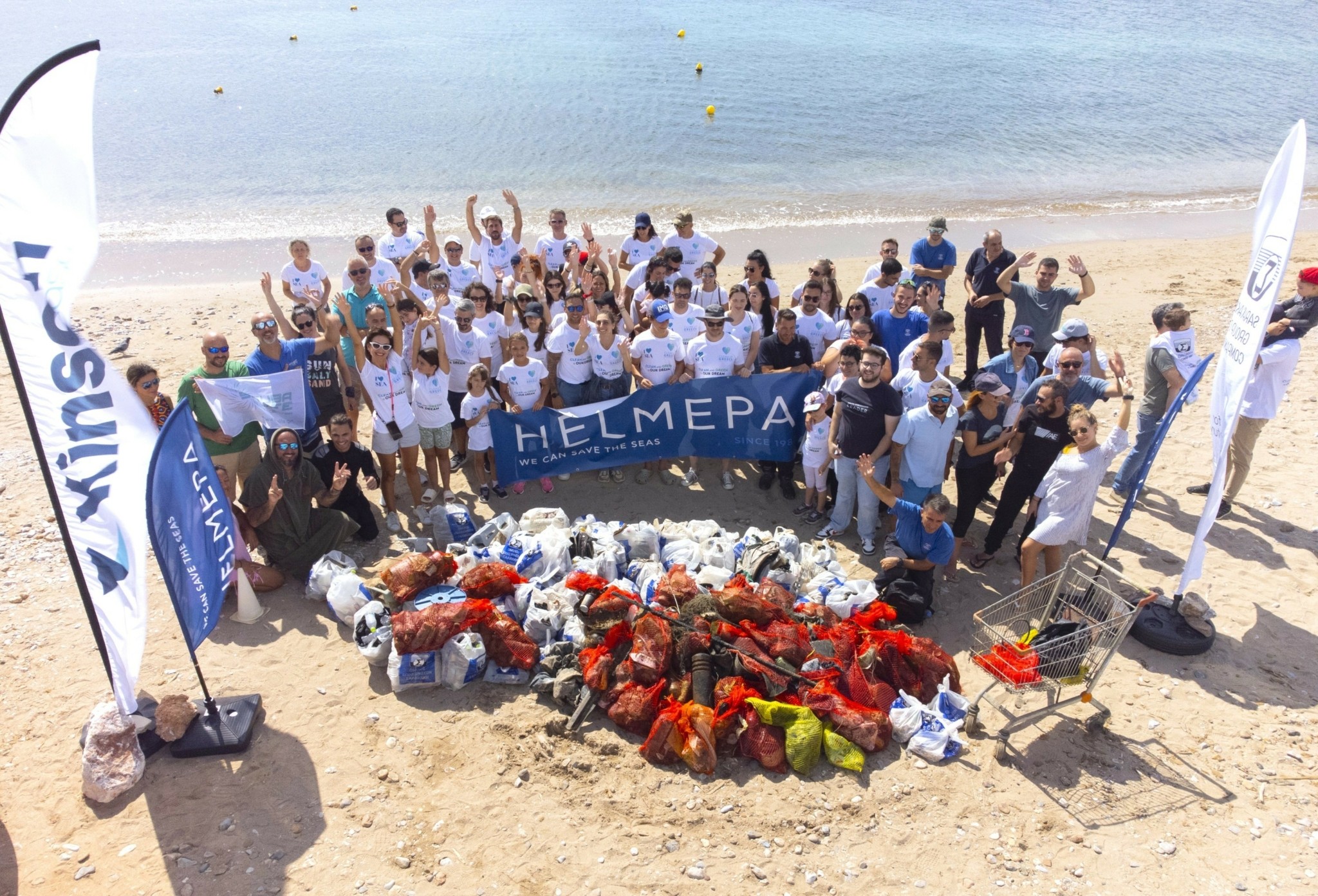 Ομιλος Επιχειρήσεων Σαρακάκη – Kinsen: Kαθάρισαν την παραλία Βάρκιζας –  2.800 αποτσίγαρα και 400 κιλά απορρίμματα σε 2 ώρες (pics)