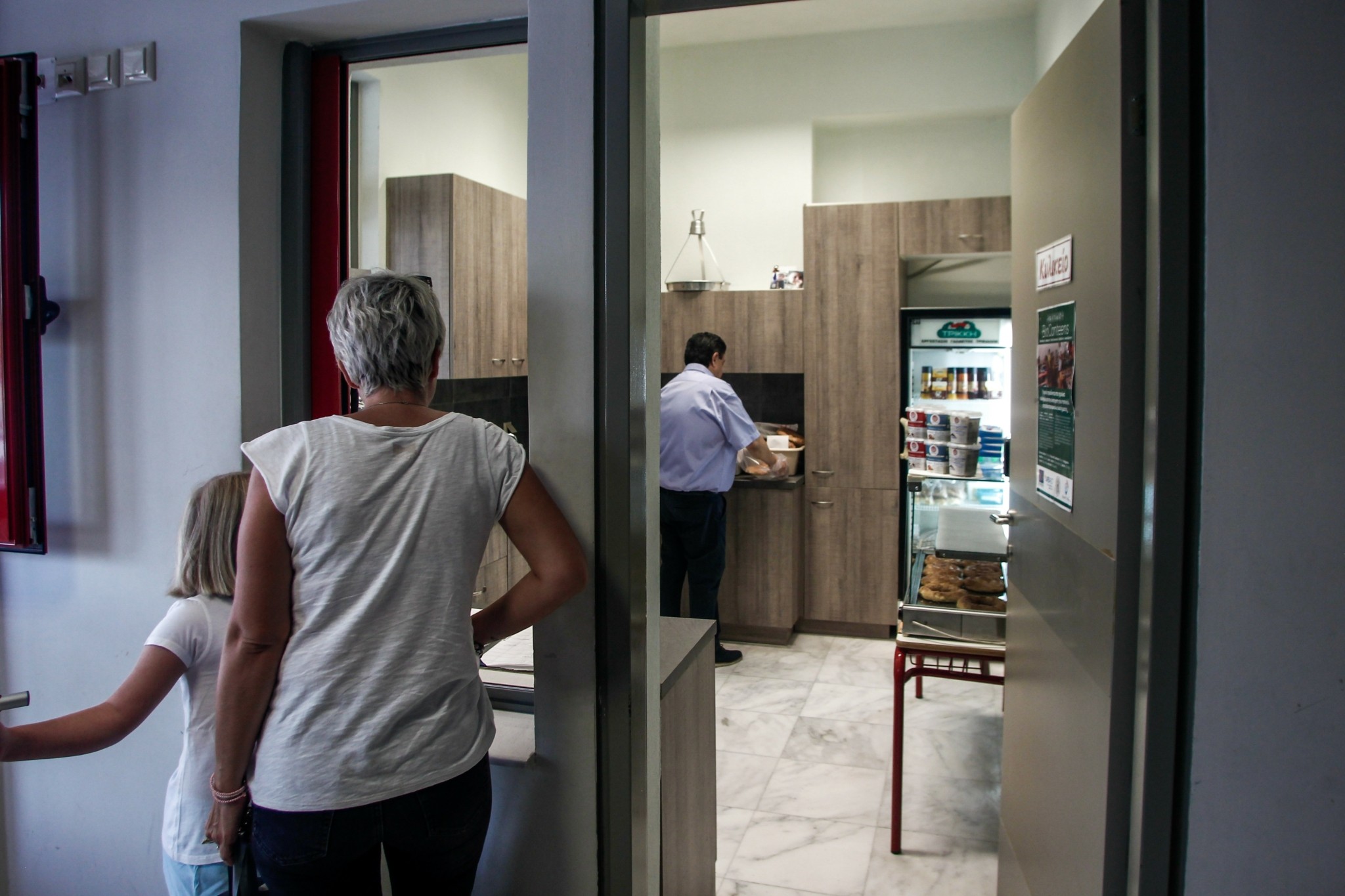 Σχολικά κυλικεία: Πόσα χρήματα χρειάζεται οικογένεια με 3 παιδιά για το καθημερινό κολατσιό (vid)