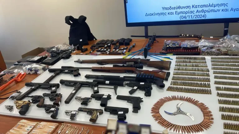 Βρέθηκε οπλοστάσιο στη Δυτική Αττική (pics)