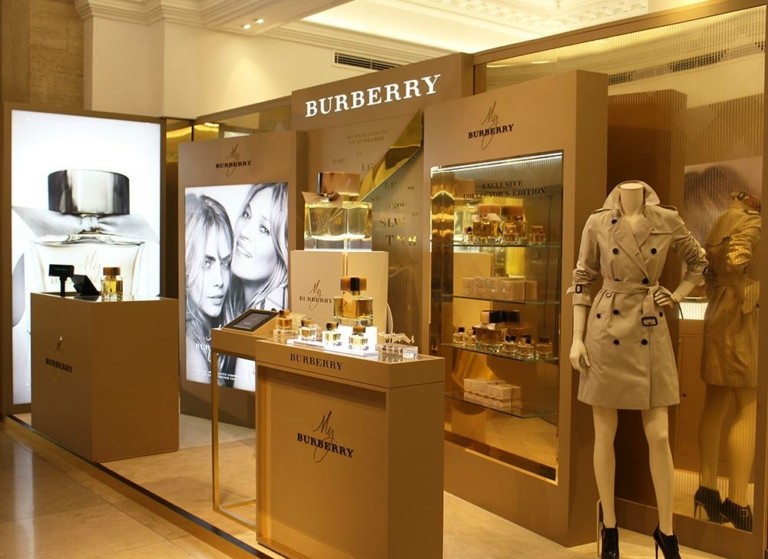 Σήμα κινδύνου από τον CEO της Burberry μετά τη «βουτιά» των πωλήσεων