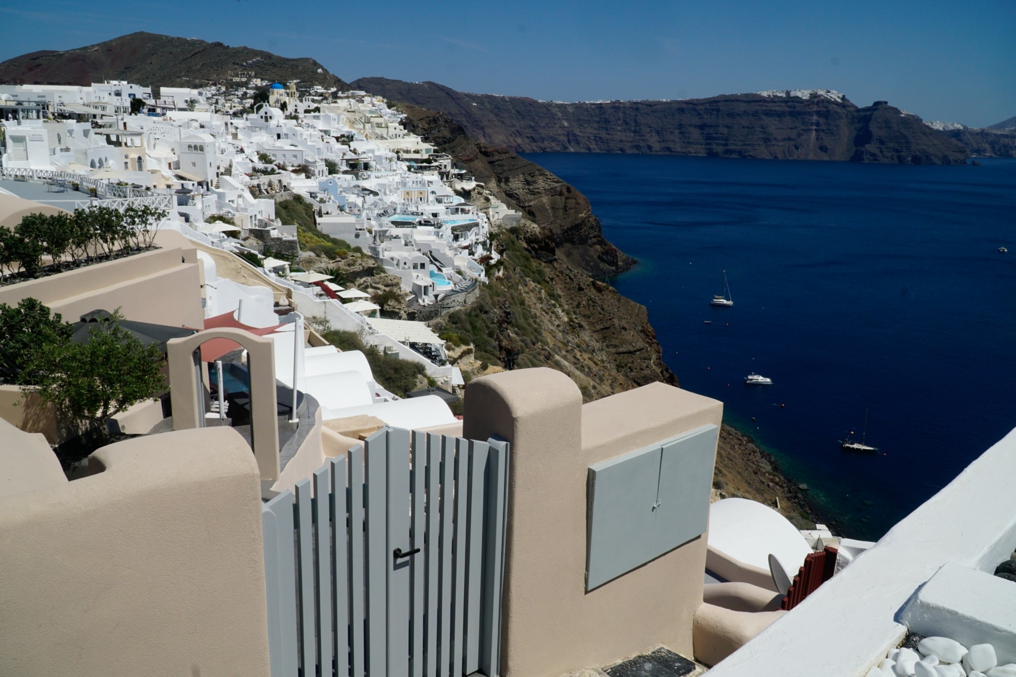 Σαντορίνη: Απαγόρευση της δόμησης στην Καλντέρα και αύξηση στα 40 στρέμματα της αρτιότητας για ξενοδοχεία