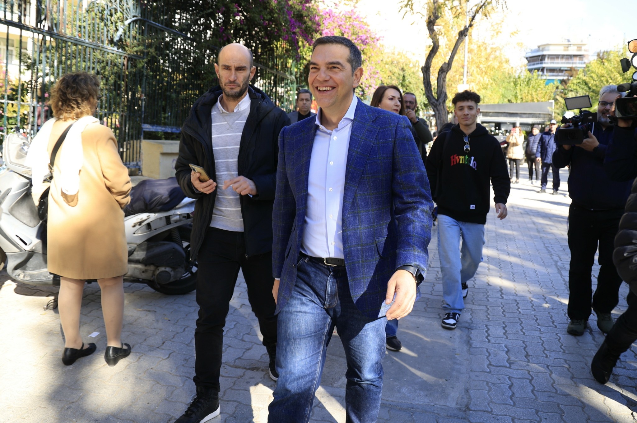 Εκλογές ΣΥΡΙΖΑ: Χωρίς δηλώσεις ψήφισε ο Αλέξης Τσίπρας – «Τον λόγο σήμερα έχουν οι υποψήφιοι και τα μέλη» (vid)