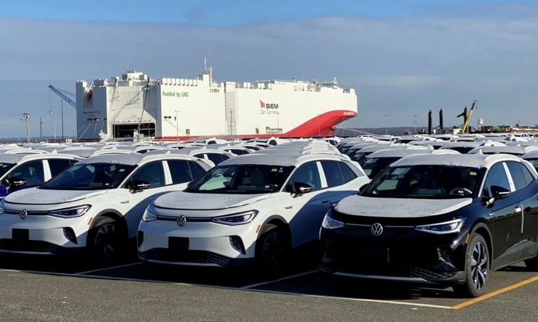 Επτά χώρες της ΕΕ την καλούν να απαλλάξει τις αυτοκινητοβιομηχανίες από πρόστιμα εκπομπών CO2 το 2025