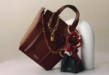 Mulberry: Κατεβάζει τις τιμές στις τσάντες κάτω από 1.300 ευρώ