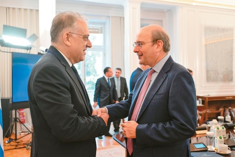 Αλλαγή στρατηγικής για τη βιομηχανία εξετάζει η κυβέρνηση