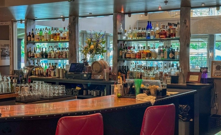 Κατανάλωση αλκοόλ από ανήλικους σε πάρτι: Εξετάζεται οι μαθητικές εκδηλώσεις σε μπαρ να δηλώνονται στην αστυνομία