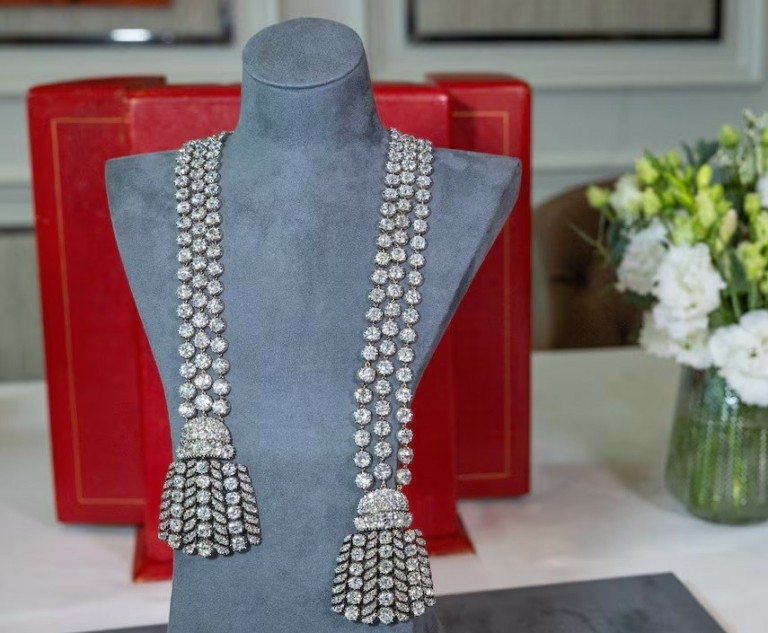 Δημοπρασία: Διαμαντένιο κολιέ που συνδέεται με τον θάνατο βασίλισσας βγαίνει στο σφυρί (tweet)